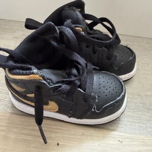 Jordan Kids Sneakers in Black and Gold SZ 4C
